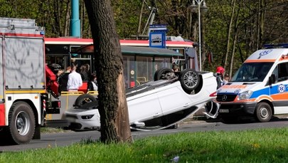Wypadek w Katowicach: Jedno auto dachowało, drugie uderzyło w latarnię [ZDJĘCIA]