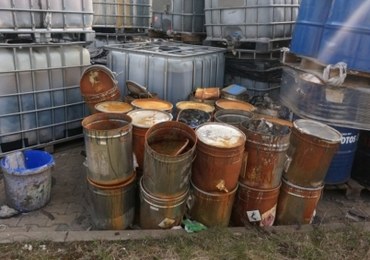 Składowali nielegalnie miliony litrów niebezpiecznych substancji. Dwaj mężczyźni z zarzutami