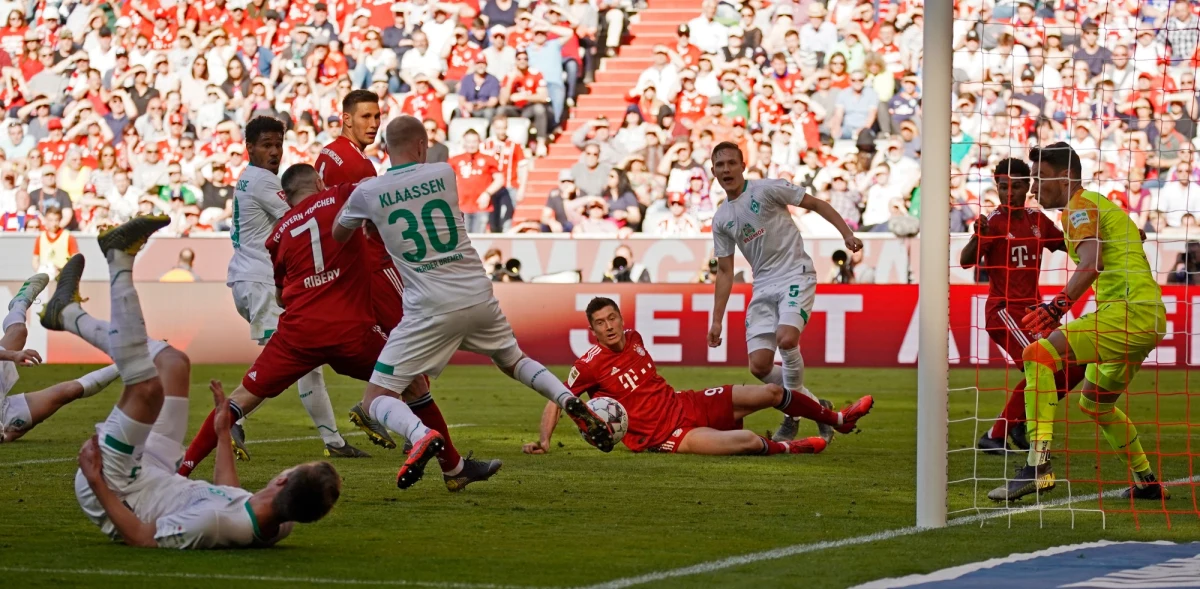 Piłkarze Bayernu Monachium, w składzie z Robertem Lewandowskim, ale bez Manuela Neuera i Matsa Hummelsa, pokonali u siebie Werder Brema 1:0 w sobotnim meczu 30. kolejki niemieckiej ekstraklasy. Mistrz Niemiec nie przegrał z tym rywalem w lidze od ponad 10 lat.