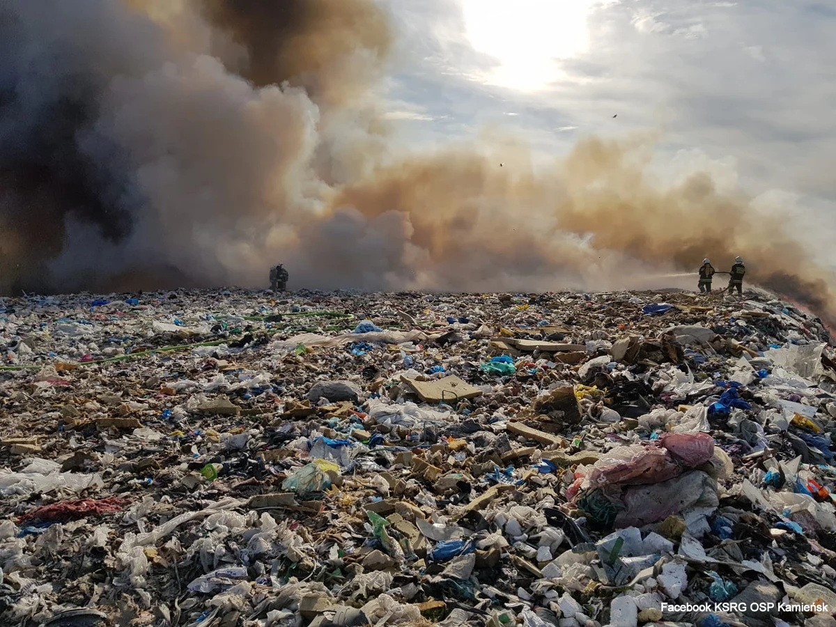 17 zastępów strażackich walczy z pożarem składowiska odpadów recyklingowych w Ruszczynie koło Kamieńska w Łódzkiem. Ogień nie stwarza zagrożenia dla budynków.