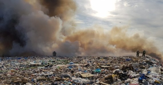 17 zastępów strażackich walczy z pożarem składowiska odpadów recyklingowych w Ruszczynie koło Kamieńska w Łódzkiem. Ogień nie stwarza zagrożenia dla budynków.