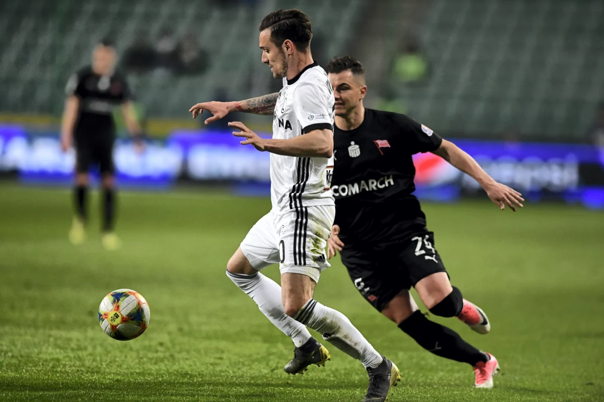 Legia wygrała u siebie z Cracovią 1:0. Do 94. minuty w Warszawie w meczu Legii z Cracovią utrzymywał się bezbramkowy remis. Błąd Michała Helika, karny wykorzystany przez Carlitosa dał obrońcom tytułu zwycięstwo i pozycję lidera z trzema punktami przewagi nad Lechią Gdańsk.