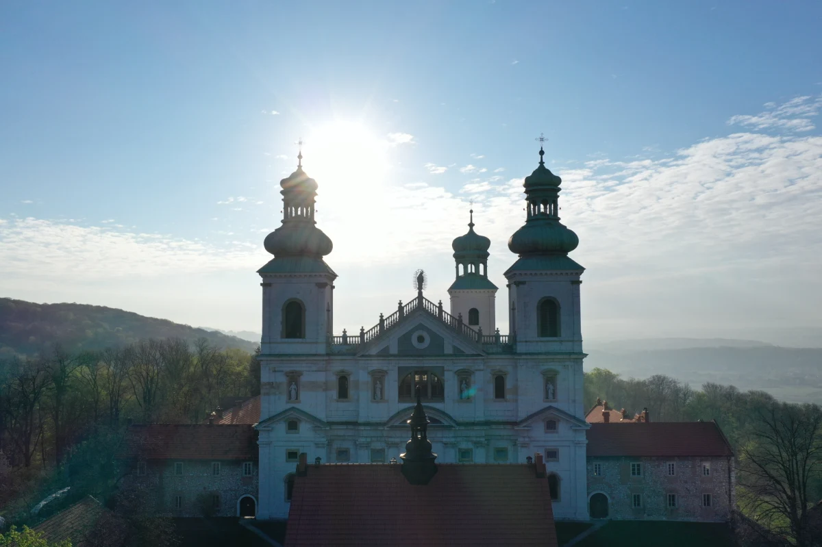 W ich życie wpisana jest samotność i asceza. Przy wspólnym zasiadają milcząc, są zobowiązani do pracy fizycznej – mowa o krakowskich kamedułach. Odwiedziliśmy ich w miejscu równie intrygującym, co sposób ich życia - malowniczo położonym, widoczny ze sporej odległości, majestatycznym klasztorze na Bielanach.