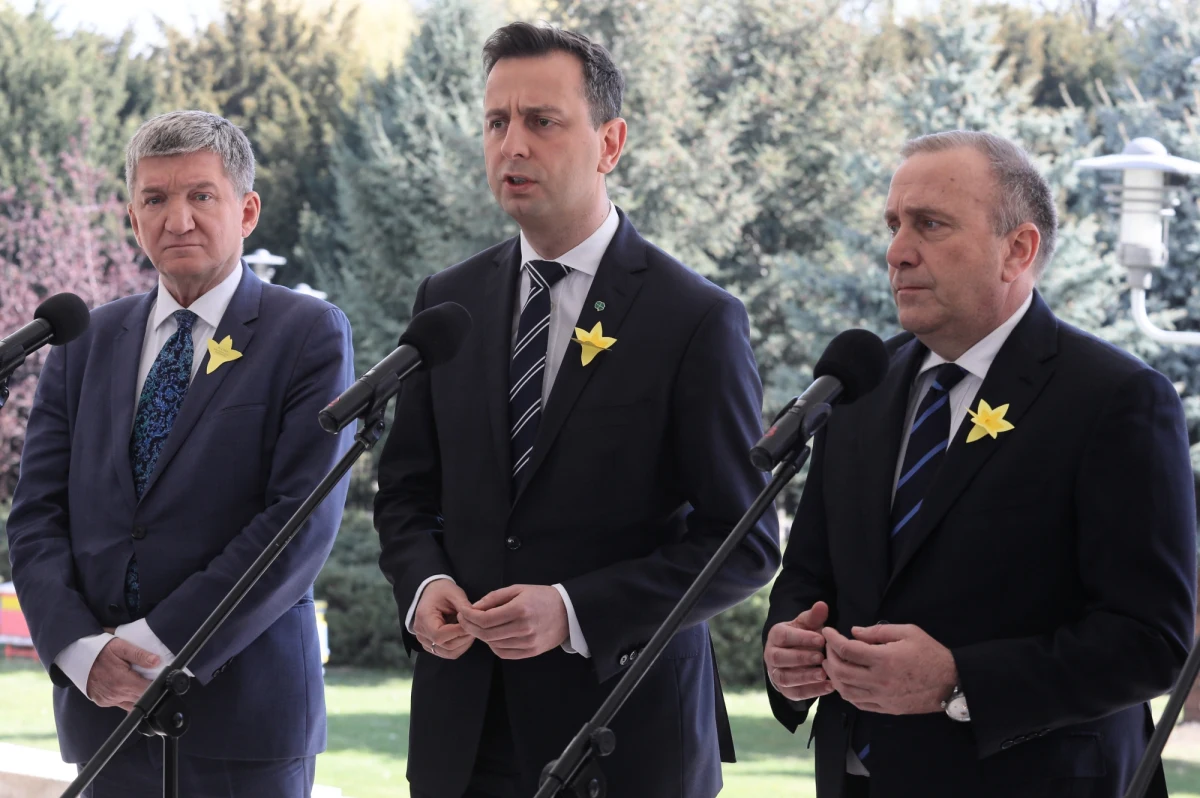 „PSL jasno przedstawiło swoje stanowisko w kwestii przyjęcia euro; powiedzieliśmy, że ani strefa euro nie uporządkowała swoich problemów, ani Polska nie jest gotowa na przyjęcie euro” - podkreślił lider PSL Władysław Kosiniak-Kamysz.