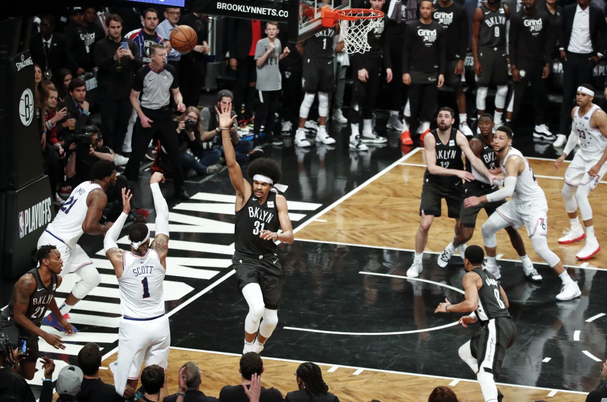 Koszykarze Milwaukee Bucks, Houston Rockets i Philadelphia 76ers potrzebują już tylko jednej wygranej, aby awansować do drugiej rundy fazy play off ligi NBA. W rywalizacji do czterech zwycięstw wszystkie te drużyny w sobotę triumfowały po raz trzeci.