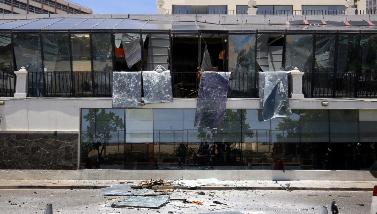 ​Seria eksplozji na Sri Lance. Doszło do wybuchów w trzech kościołach podczas mszy oraz w trzech pięciogwiazdkowych hotelach. Po kilku godzinach doszło do kolejnych dwóch zamachów. W atakach terrorystycznych zginęło ponad 100 osób. W kraju została wprowadzona godzina policyjna.