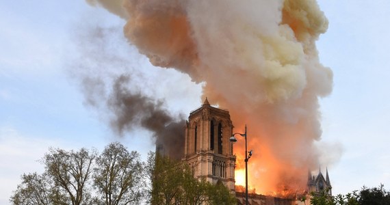 Wielki pożar paryskiej katedry Notre-Dame może się okazać również katastrofą ekologiczną – alarmują ekolodzy. Podkreślają, że dach i iglica świątyni zrobione były w dużej części z ołowiu, który zaczął się topić z powodu skrajnie wysokich temperatur.