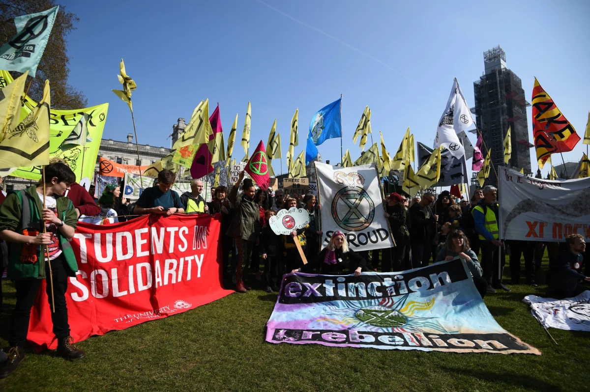 Londyńska policja poinformowała w niedzielę wieczorem, że liczba aktywistów zatrzymanych w związku z trwającymi protestami klimatycznymi w brytyjskiej stolicy wzrosła do 963 osób. Demonstrujący planują teraz zmianę taktyki i wystosowanie żądań politycznych.