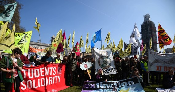 Londyńska policja poinformowała w niedzielę wieczorem, że liczba aktywistów zatrzymanych w związku z trwającymi protestami klimatycznymi w brytyjskiej stolicy wzrosła do 963 osób. Demonstrujący planują teraz zmianę taktyki i wystosowanie żądań politycznych.