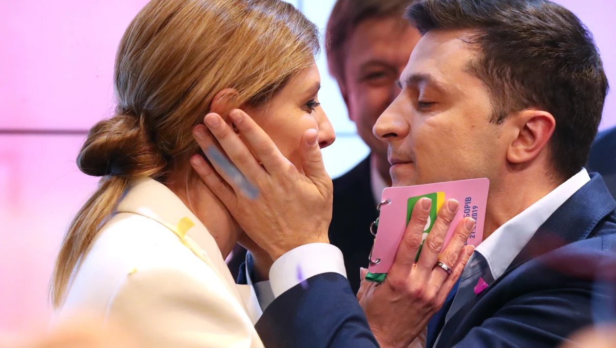 Prasa rosyjska widzi w wyborach na Ukrainie zarówno oznakę demokracji, jak i zapowiedź sprawowania w tym kraju rządów przez oligarchów. Były szef MSZ Rosji Igor Iwanow postuluje o jak najszybsze zwołanie spotkania "czwórki normandzkiej" i poszerzenie jej składu.