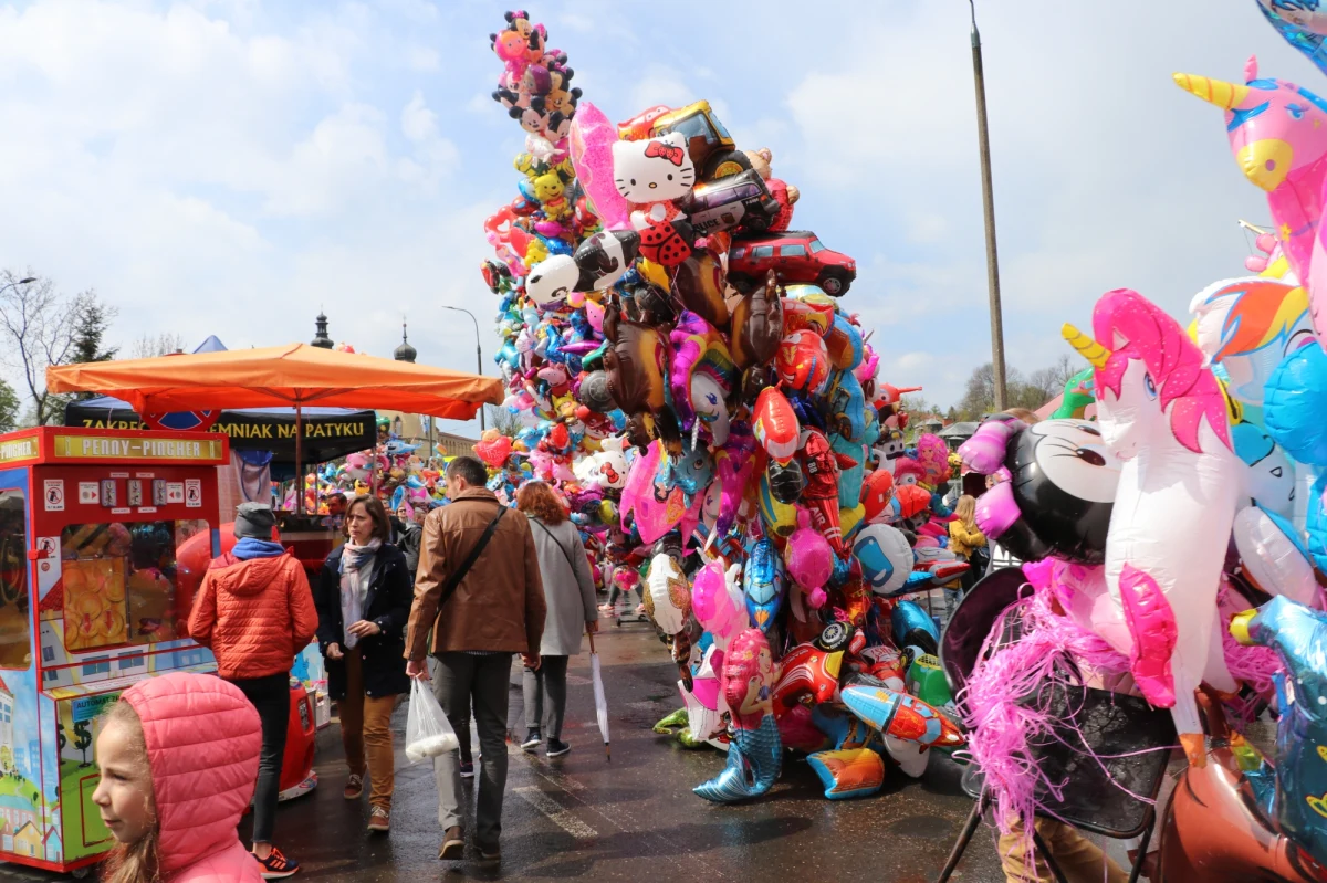 W Krakowie w świąteczny poniedziałek odbył się odpust Emaus. To jedna z najstarszych i najbarwniejszych krakowskich tradycji. U stóp klasztoru sióstr Norbertanek i wzdłuż ulicy Kościuszki kolorowy jarmark przyciągnął tłumy zwiedzających.

