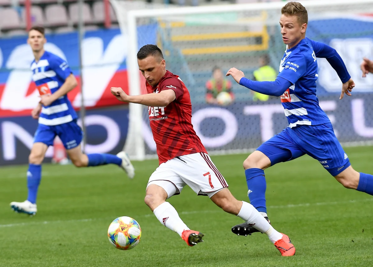 W obecności ponad 18 tysięcy swoich kibiców Wisła Kraków przegrała 2:3 potyczkę z Wisłą Płock w meczu 31. kolejki Ekstraklasy. Podopieczni Macieja Stolarczyka nie byli w stanie utrzymać dwubramkowej przewagi, którą dały im gole Sławomira Peszki, a przez blisko 40 minut grali w osłabieniu z powodu czerwonej kartki dla Łukasza Burligi. Dla ekipy z Płocka było to natomiast trzecie kolejne spotkanie z wywalczonym kompletem punktów.