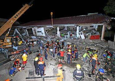 Trzęsienie ziemi na Filipinach: Są zabici i ranni, uwięzieni pod gruzami. "Słychać, jak płaczą"