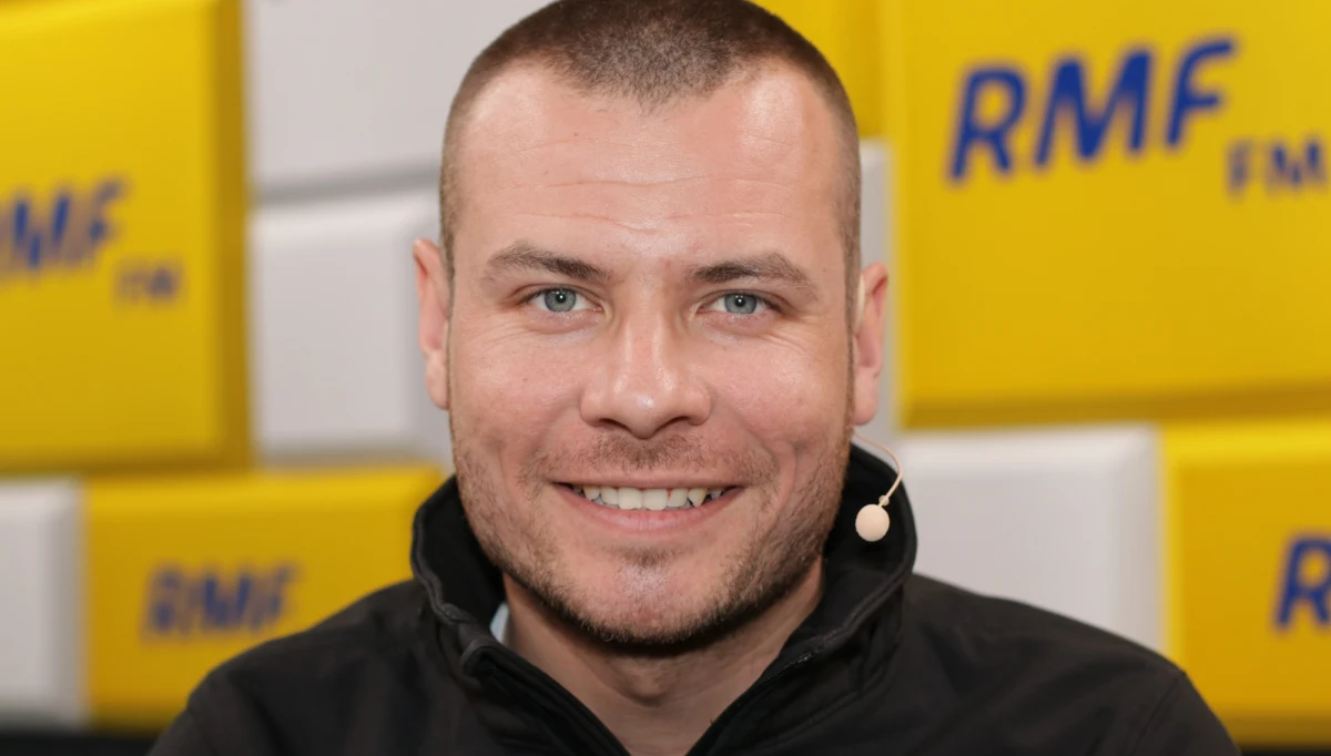 Siedemdziesiąt załóg, w tym jedenaście aut klasy R5 - tak będzie wyglądał Rajd Świdnicki-Krause, który zainauguruje sezon Rajdowych Samochodowych Mistrzostw Polski. Wystartuje tam m.in. Jakub Brzeziński, który w zeszłym roku wywalczył trzecie miejsce w klasyfikacji generalnej RSMP. W najbliższy weekend nie zobaczymy go jednak w aucie klasy R5. Brzeziński, pilotowany przez Dariusza Burkata, wystartuje Fordem Fiesta Proto. "Auto proto to hulajnoga, a R5 to odrzutowiec. Ta hulajnoga jednak potrafi jechać jak odrzutowiec" - mówi w rozmowie z Pawłem Pawłowskim Jakub Brzeziński, który opowiedział również o przedsezonowych przygotowaniach, o pieniądzach w polskich rajdach oraz o nierównej walce Roberta Kubicy.