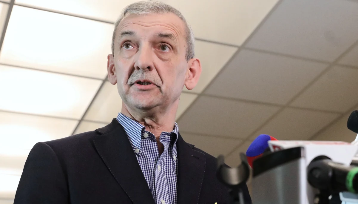 Zarząd ZNP zadecyduje, czy zawiesić strajk i czy odbędą się matury - powiedział szef ZNP Sławomir Broniarz w rozmowie z "Rzeczpospolitą". Dodał, że we wtorek będą "rozpatrywane trzy scenariusze". Według niego "strona rządowa postępuje z wdziękiem słonia w składzie porcelany". 