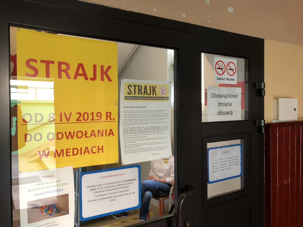 To mogą być kluczowe godziny dla strajkujących nauczycieli. O 9 rozpoczęło się ich spotkanie, po południu Rada Dialogu Społecznego. We wtorek ma też zapaść decyzja, co dalej ze strajkiem.