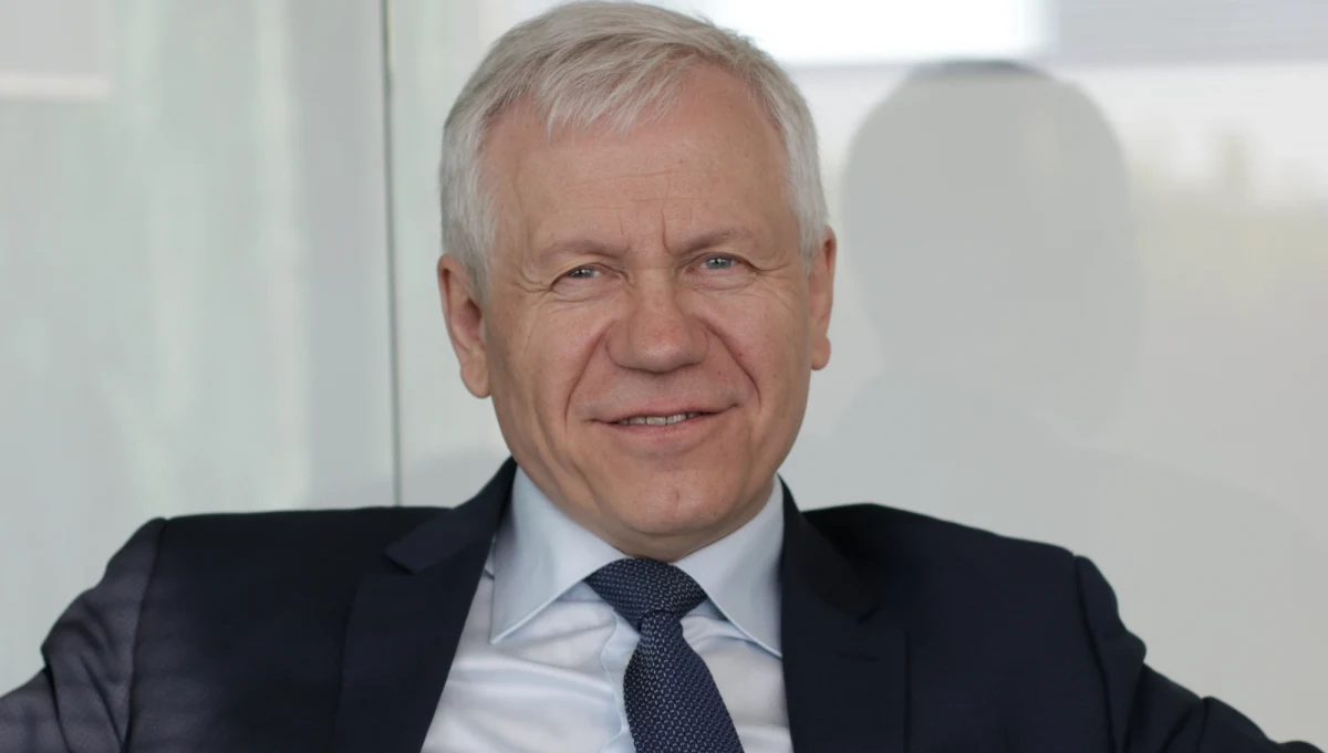 „Uważam, że nauczyciele powinni zdecydowanie więcej zarabiać i stosunek do nauczycielstwa powinien być taki, jak w II Rzeczpospolitej - że to jest filar Rzeczpospolitej. Z drugiej strony nie powinni strajkować. Może to jest pogląd zbyt anachroniczny, ale uważam, że są zawody służby publicznej, które strajkować nie powinny” – mówił w Porannej rozmowie w RMF FM europoseł Marek Jurek, pytany o strajk nauczycieli. „Ja bym bardzo chciał, żeby ten strajk skończył się taką ugodą, która sprawi, że sytuacja materialna nauczycieli się poprawi i będzie to ostatni strajk szkolny” – podkreślał rozmówca Roberta Mazurka.