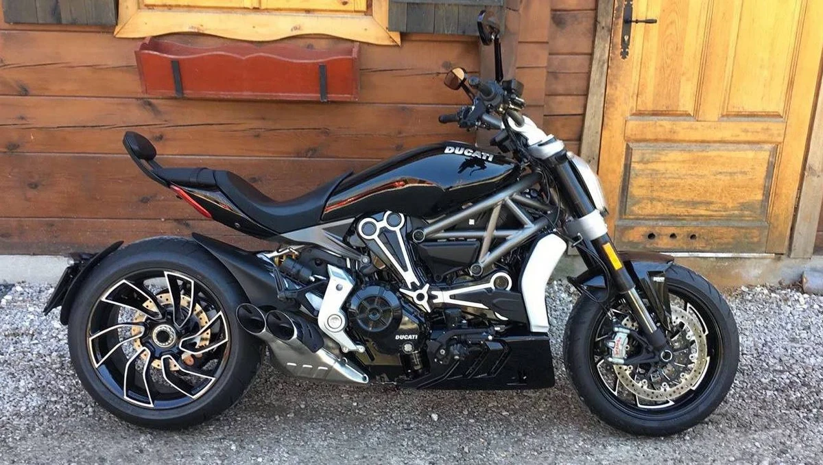 Gang zajmujący się kradzieżami drogich motocykli rozbili łowiccy policjanci. Mundurowi odzyskali cztery ekskluzywne i rzadkie jednoślady o wartości ponad ćwierć miliona złotych.