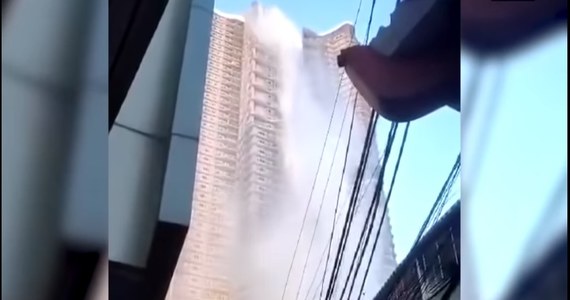 Hektolitry wody spadły z wysokości ok. 200 metrów, gdy w Manili zatrzęsła się ziemia. Woda pochodziła z basenu znajdującego się na dachu budynku z luksusowymi apartamentami.