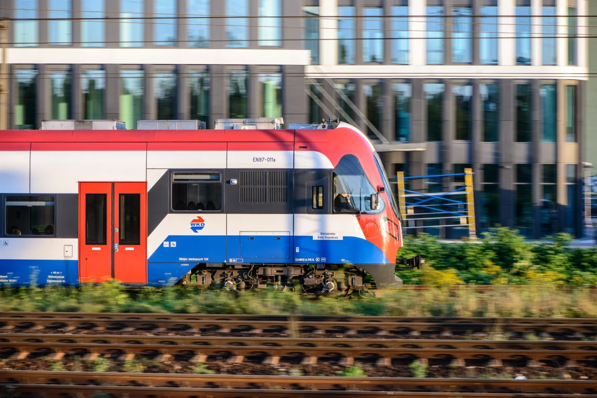 Pasażerowie Warszawskiej Kolei Dojazdowej muszą się dziś liczyć z dużymi utrudnieniami w kursowaniu pociągów. Związane są one z silnym wiatrem wiejącym na Mazowszu.