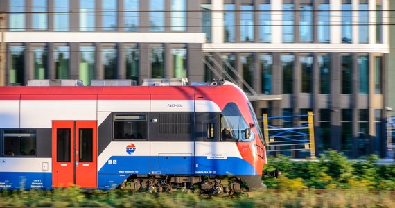 Pasażerowie Warszawskiej Kolei Dojazdowej muszą się dziś liczyć z dużymi utrudnieniami w kursowaniu pociągów. Związane są one z silnym wiatrem wiejącym na Mazowszu.
