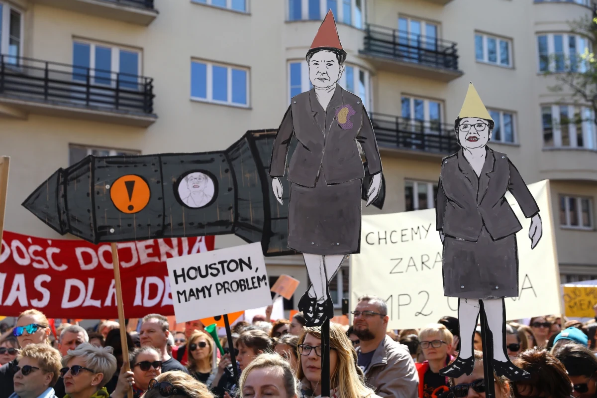 We wtorek nauczyciele manifestowali przed ministerstwem edukacji w Warszawie. Na alei Szucha było kilka tysięcy osób. "Nie damy sobie wmówić, że to jest robione na czyjeś życzenie, na czyjeś zlecenie czy w porozumieniu z tym, czy innym działaczem partyjnym. To jest nasz protest. Nasz nauczycielski protest" - mówił podczas manifestacji Sławomir Broniarz i podkreślił, że nauczyciele nie przerwą strajku. 