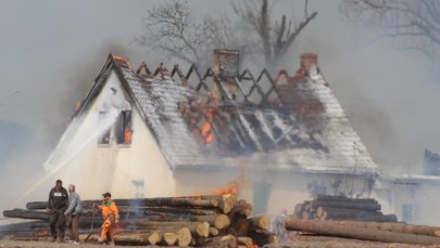 Wielkopolska: Płonie tartak, zagrożone domy