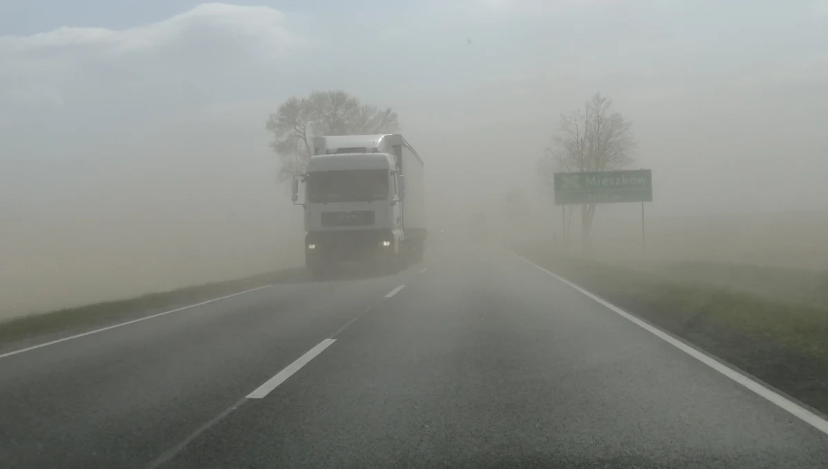 Gigantyczna burza piaskowa będzie szaleć nad Europą - informuje TwojaPogoda.pl. Powodem jest pył z Sahary, który wraz z deszczem spadnie w wielu krajach Europy, w tym w Polsce.