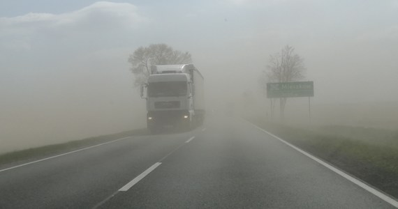Gigantyczna burza piaskowa będzie szaleć nad Europą - informuje TwojaPogoda.pl. Powodem jest pył z Sahary, który wraz z deszczem spadnie w wielu krajach Europy, w tym w Polsce.