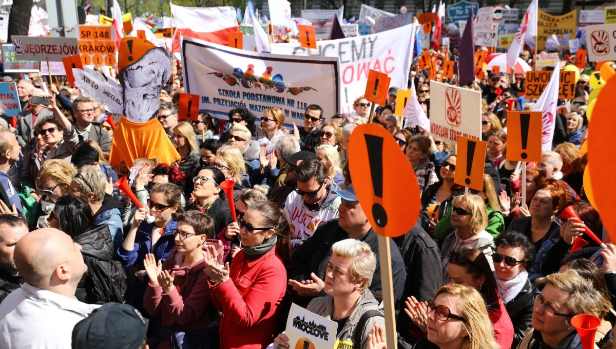 Możliwe, że maturzyści w tym roku będą mogli podejść do egzaminu dojrzałości nawet, jeżeli nauczyciele nie przeprowadzą rad klasyfikacyjnych - wynika z nieoficjalnych ustaleń dziennikarza RMF FM. Trwają prace nad ekspresowymi zmianami w prawie - usłyszał Patryk Michalski w kierownictwie Ministerstwa Edukacji Narodowej. Tegoroczny maturzysta, który będzie chciał kontynuować naukę na uczelni wyższej, będzie miał taką możliwości - mówi z kolei szef kancelarii premiera Michał Dworczyk. 