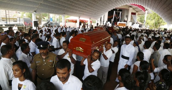 Państwo Islamskie wzięło na siebie odpowiedzialność za niedzielne zamachy terrorystyczne na Sri Lance - poinformowała we wtorek powiązana z tą organizacją agencja prasowa Amaq. Agencja nie podała jednak żadnych dowodów potwierdzających odpowiedzialność tej organizacji.