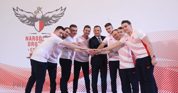 We wtorek w Warszawie Prezydent RP Andrzej Duda przedstawił Narodową Drużynę Esportu. Na razie tworzy ją ośmiu zawodników, którzy rywalizują w grze komputerowej FIFA. Dwóch kolejnych wyłonią otwarte, krajowe eliminacje.