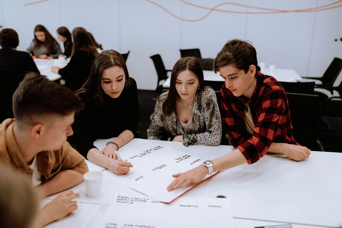 Wielki Finał tegorocznej edycji "Zwolnionych z Teorii" odbędzie się w środę, 24 kwietnia w Centrum Targowo-Kongresowym Global EXPO w Warszawie. Pojawią się na nim m.in. finaliści wszystkich dotychczasowych edycji, nauczyciele, przedsiębiorcy. Wstęp jest bezpłatny. Wejściówki można znaleźć na portalu evenea.pl.