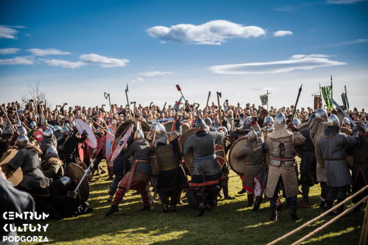 Wyjątkowo hucznie obchodzone jest tegoroczne Święto Rękawki na Kopcu Krakusa. Każdy, kto odwiedzi dziś kopiec, będzie mógł przenieść się w czasie do wieków średnich. Odbywają się tam bowiem rekonstrukcje historyczne z udziałem 300 wojów i białek. Widzowie mogą liczyć na starcie dwóch wielkich armii, odwiedzić osadę słowiańską i jarmark historyczny oraz poznać tajniki wczesnośredniowiecznej medycyny i nauk magicznych. 