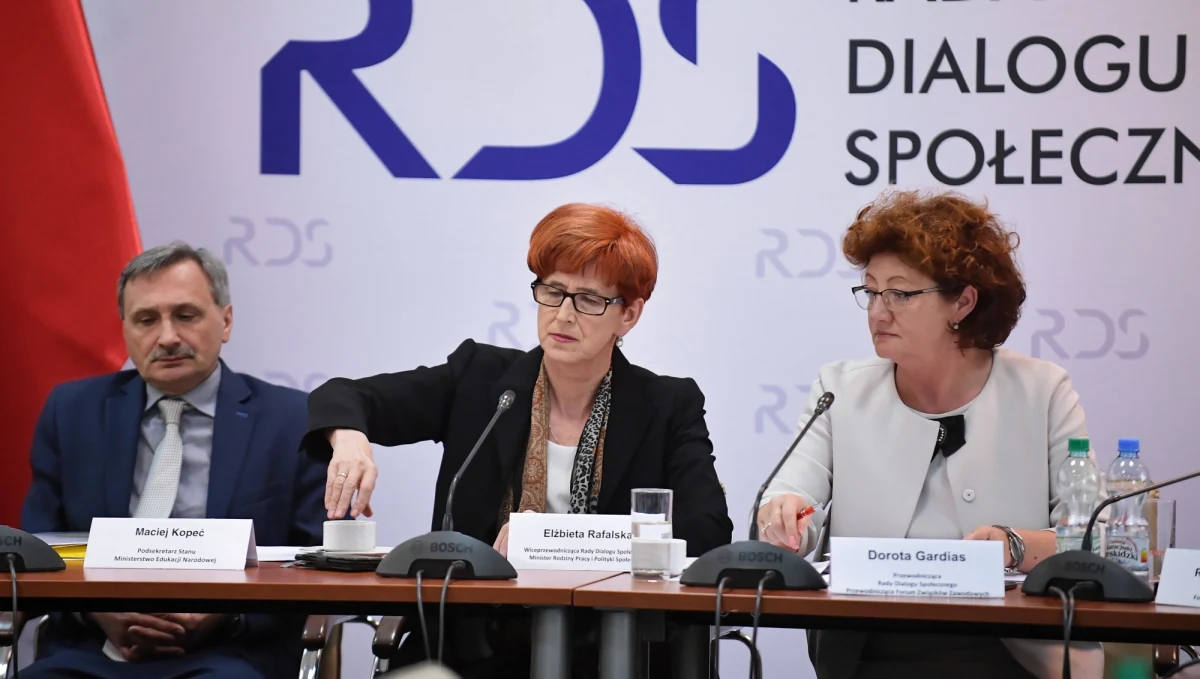 Związek Nauczycielstwa Polskiego i Forum Związków Zawodowych nie weźmie udziału w okrągłym stole w sprawie oświaty - poinformowali Sławomir Broniarz (ZNP) i Sławomir Wittkowicz (FZZ) po rozmowach w ramach Rady Dialogu Społecznego. Jak ustalił reporter RMF FM, w piątkowym spotkaniu ma wziąć udział kilkadziesiąt osób. Urzędnicy premiera wysłali już zaproszenia na obrady.