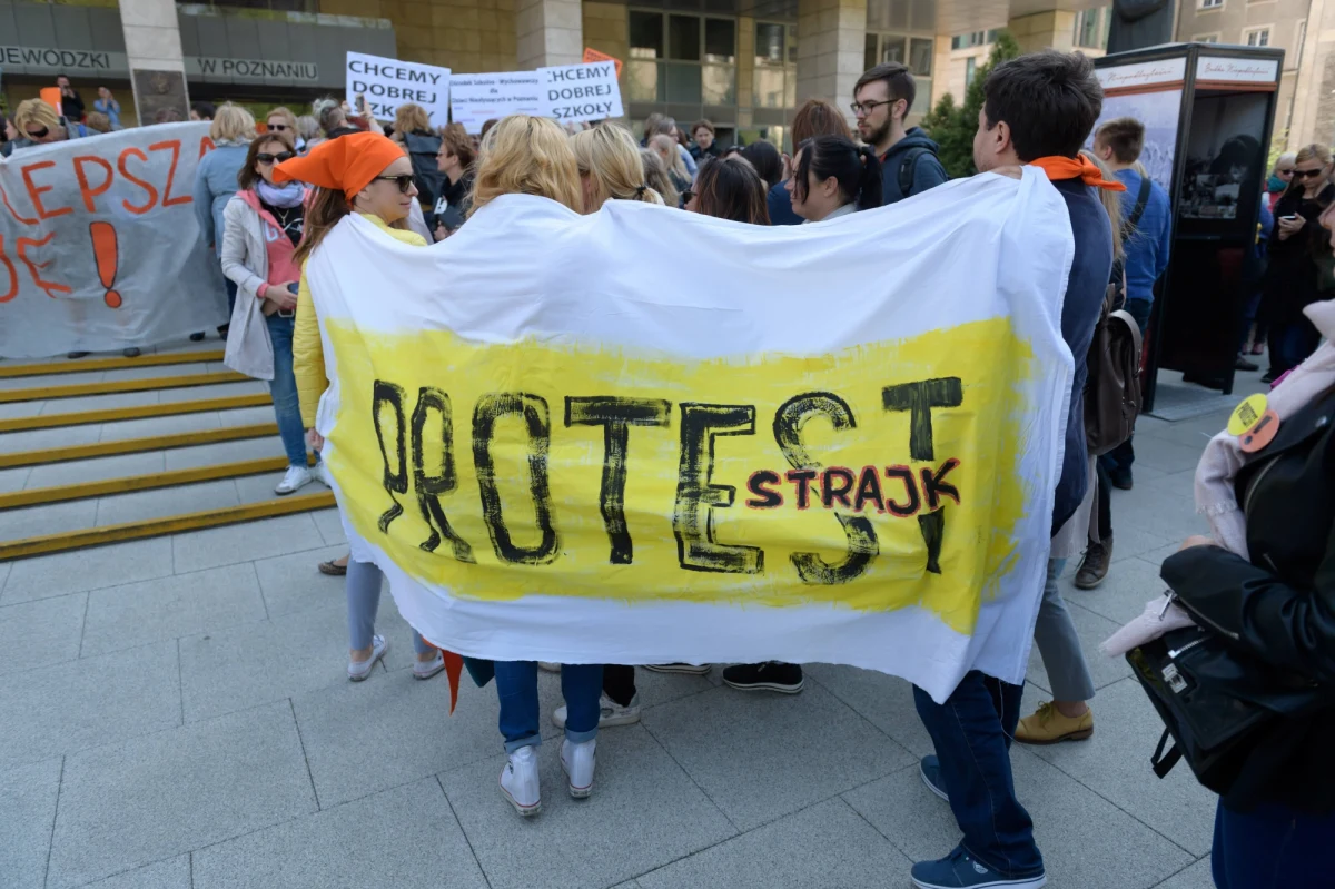 Większość prezydentów miast zadeklarowało, że nauczyciele dostaną pieniądze za strajk. W jakiej formie uda się wypłacić wynagrodzenia, zależy od dyrektorów szkół. W warszawie pedagodzy dostaną specjalne dodatki, które wyrównają różnicę w pensji.
