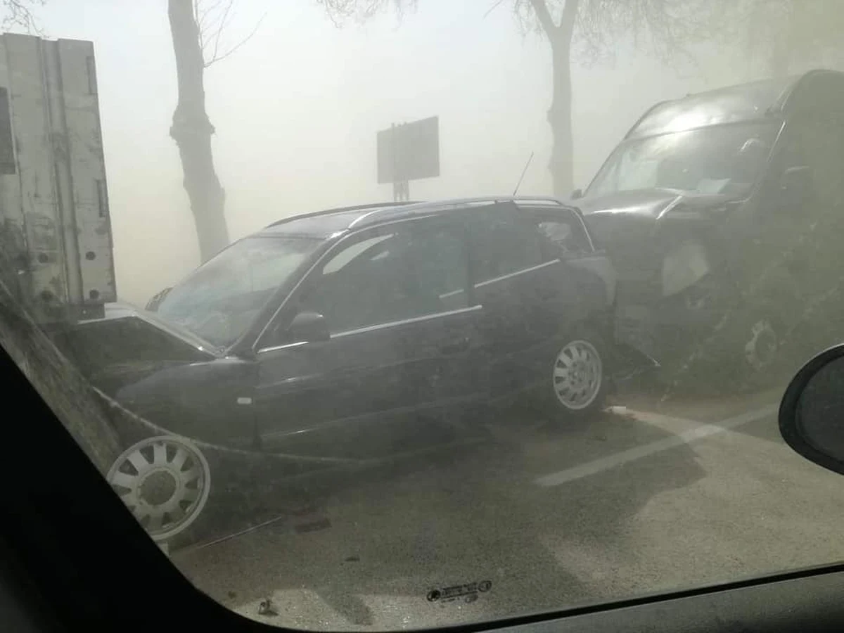 Nadal trudne warunki do jazdy panują na drodze krajowej numer 60 w województwie mazowieckim. Z powodu znacznie ograniczonej widoczności przez unoszący się powietrzu piach w dwóch miejscach doszło do wypadków. Najpierw zderzyły się dwie ciężarówki, a później 3 pojazdy - osobowy, bus i ciężarowy.