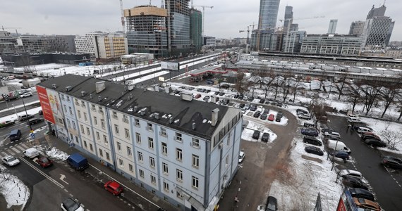 Samorządowe Kolegium Odwoławcze uchyliło decyzję prezydenta Warszawy o odmowie budowy wieżowca dla Srebrnej - czytamy we wtorek na stronie rp.pl.