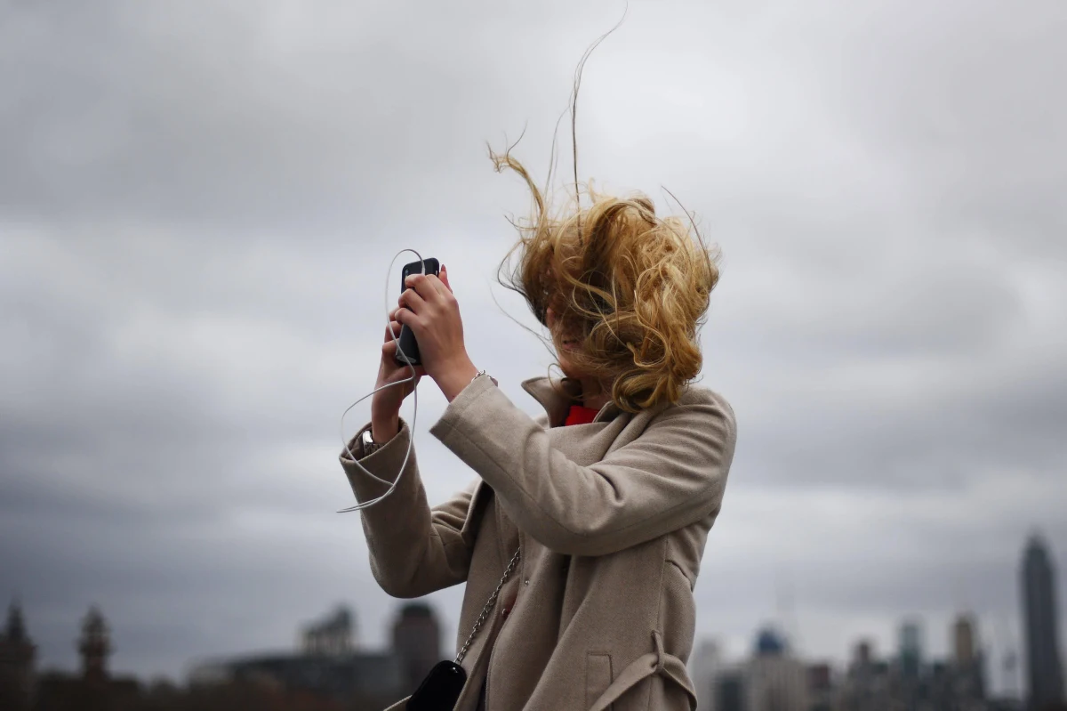 Nawet do 130 km na godzinę możne w najbliższych dniach osiągnąć halny w Tatrach. Dziś prędkości wiatru dochodzi do 85 km na godzinę. Ratownicy ostrzegają - przy takiej sile porywów poruszanie się w obrębie grani jest właściwie niemożliwe. Silny wiatr możne nawet zrzucić turystę w przepaść.