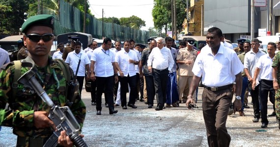 Premier Sri Lanki Ranil Wickremesinghe ostrzegł dziś, że na wyspie wciąż znajdują się bojownicy i materiały wybuchowe. Dodał też, że możliwe są zwolnienia niektórych urzędników ze względu na zlekceważenie ostrzeżeń przed atakami z Niedzieli Wielkanocnej.
