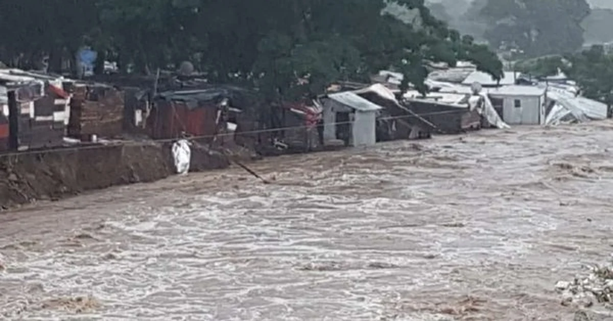 Ulewne deszcze, które nawiedziły w ostatnich dniach wschodnią i północno-wschodnią część Republiki Południowej Afryki, doprowadziły do śmierci co najmniej 35 osób; jest wśród nich troje dzieci, które utopiły się w opuszczonej, nielegalnej kopalni - podaje we wtorek EFE.
