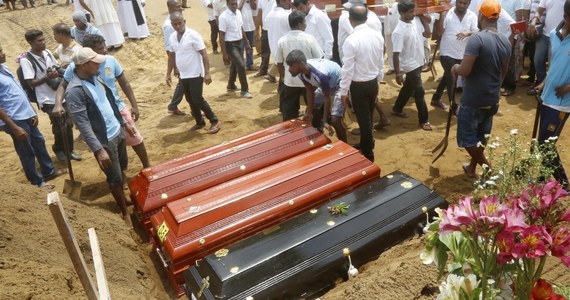 Do 359 wzrosła liczba śmiertelnych ofiar serii ataków na kościoły i hotele, do których doszło w niedzielę wielkanocną na Sri Lance - poinformowała miejscowa policja. Jak dodano, w związku ze śledztwem w tej sprawie dokonano kolejnych zatrzymań. 