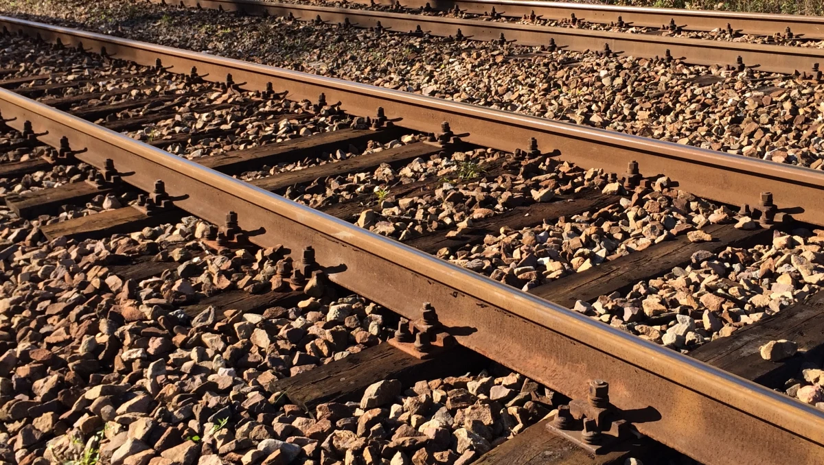 W sumie 400 minut opóźnienia miał pociąg Intercity "Ustronie" relacji Przemyśl - Kołobrzeg. Skład utknął w nocy w pobliżu stacji Zduńska Wola - Karsznice. Informację dostaliśmy na Gorącą Linię RMF FM. Po godz. 8 pociąg ruszył w trasę.