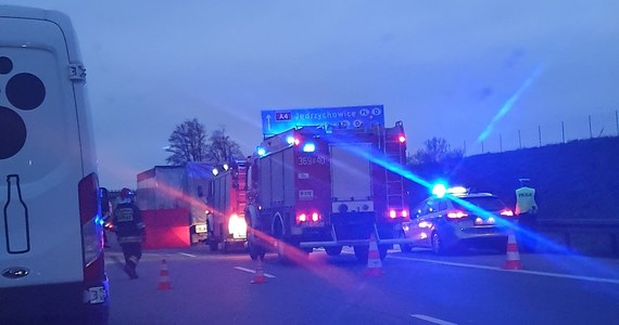 Tragiczny poranek na dolnośląskim odcinku autostrady A4. Doszło do czterech poważnych wypadków. Zginęły w sumie dwie osoby.