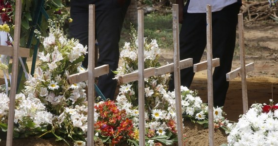 Serię zamachów na kościoły i hotele na Sri Lance przeprowadziło dziewięciu zamachowców, a tożsamość ośmiu z nich już ustalono – poinformowała policja. Według władz jeden ze sprawców studiował w Wielkiej Brytanii i Australii. Wśród zamachowców była kobieta.