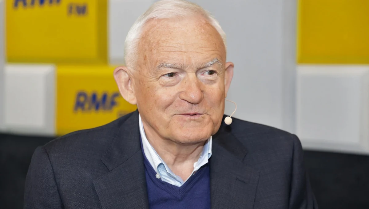 „Propozycja okrągłego stołu (oświatowego) jest co najmniej humorystyczna” – mówił w Porannej rozmowie w RMF FM były premier Leszek Miller. „Gdyby rząd chciał zachowywać się poważnie, to nie wymyślałby niepotrzebnych dekoracji w postaci okrągłego stołu, tylko wykorzystałby istniejące możliwości dialogu. Jest np. Rada Dialogu Społecznego, umocowana ustawą i niech wreszcie ta rada zacznie funkcjonować, bo ona została do tego zbudowana, żeby rozwiązywać tego rodzaju konflikty” – podkreślił. „Ja uważam, że postulaty strajkujących są słuszne i strajk jest słuszny. Natomiast cieszę się, że nauczyciele też starają się zmniejszyć dolegliwości, które dotyczą chociażby maturzystów. To jest bardzo poważna, obywatelska postawa” – mówił rozmówca RMF FM.