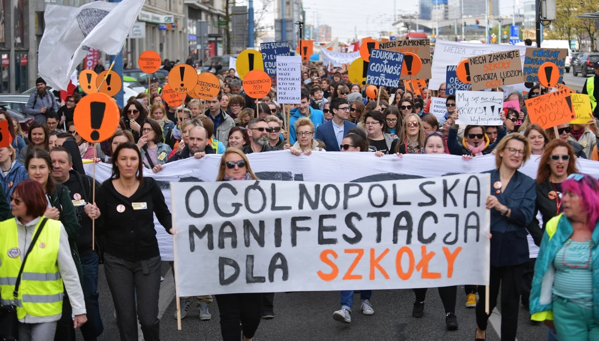 ​Rząd pokazuje nam, że nauczyciele są niepotrzebni w tym kraju - tak pedagodzy komentują propozycje nowelizacji prawa oświatowego. Kilka tysięcy nauczycieli, głównie z warszawskich szkół, jest w tej chwili przed Sejmem w Warszawie. Szli tam z Ronda Dmowskiego.