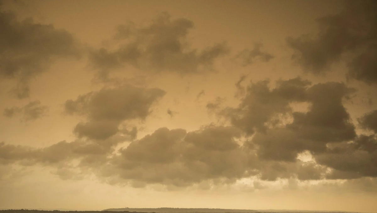 Pył znad Sahary, choć naturalnego pochodzenia, też jest smogiem - mówi klimatolog prof. Krzysztof Błażejczyk. A alergolog prof. Ewa Czarnobilska alarmuje, że wdychanie tego pyłu może być groźne dla alergików.