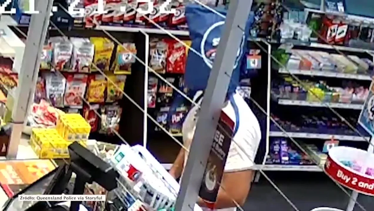 Australijska policja opublikowała nagranie z napadu na stację benzynową w Caboolture. Złodziej z torbą na głowie wszedł do środka i sterroryzował pracownika nożem. Bardzo chciał, by nikt go nie rozpoznał. Nie do końca mu się to jednak udało.