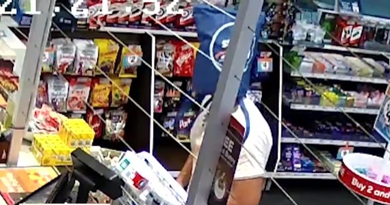 Australijska policja opublikowała nagranie z napadu na stację benzynową w Caboolture. Złodziej z torbą na głowie wszedł do środka i sterroryzował pracownika nożem. Bardzo chciał, by nikt go nie rozpoznał. Nie do końca mu się to jednak udało.